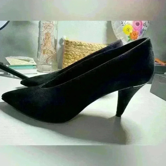 MICHAEL MICHAEL KORS
Lizzy Mid Pump, Black Suede - Picture 8 of 12